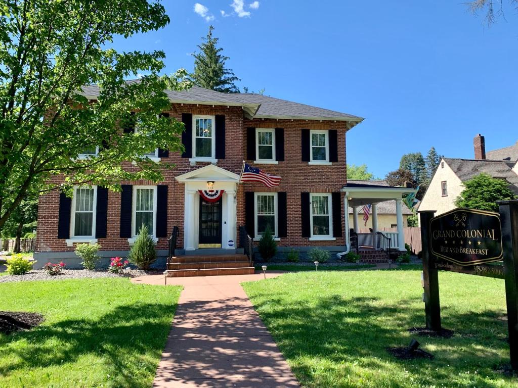 Grand Colonial Bed and Breakfast (Herkimer)