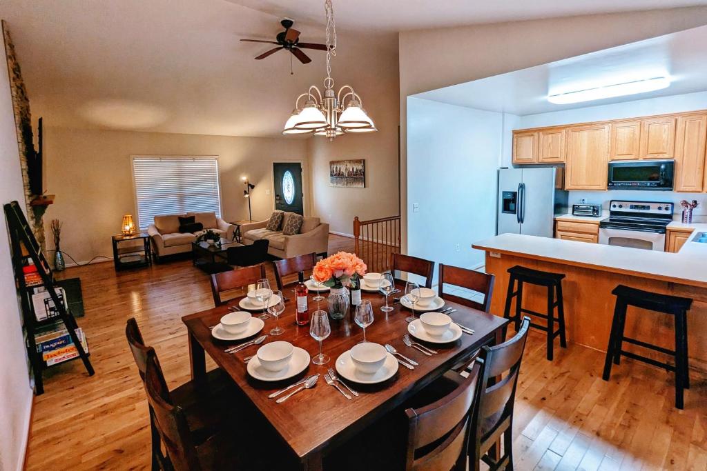 Mountain Views w/ 2 King Beds & Fire Table (Harpers Ferry)