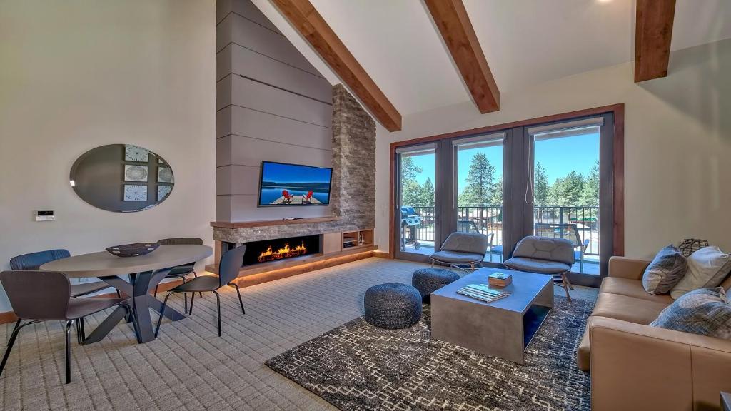 Luxury Residence - Gondola Across The Street Condo