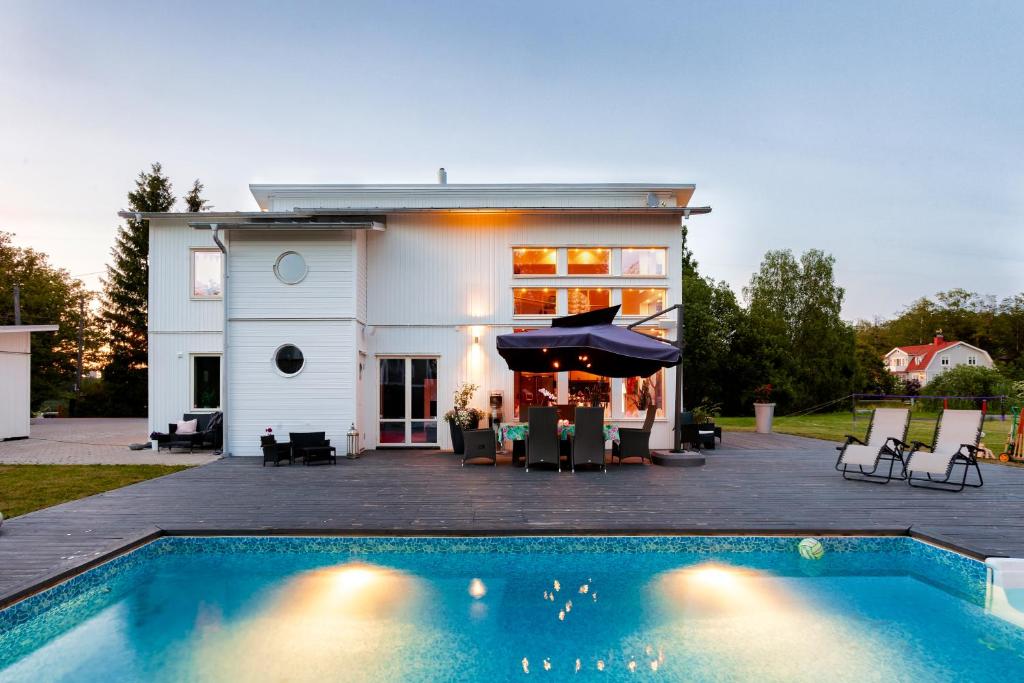 Exclusive villa with pool near Sthlm city and lake