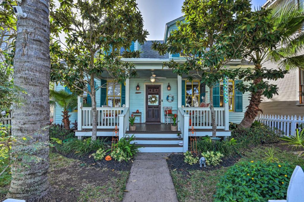 Charming Coastal Cottage - 5 Blocks to Beach!