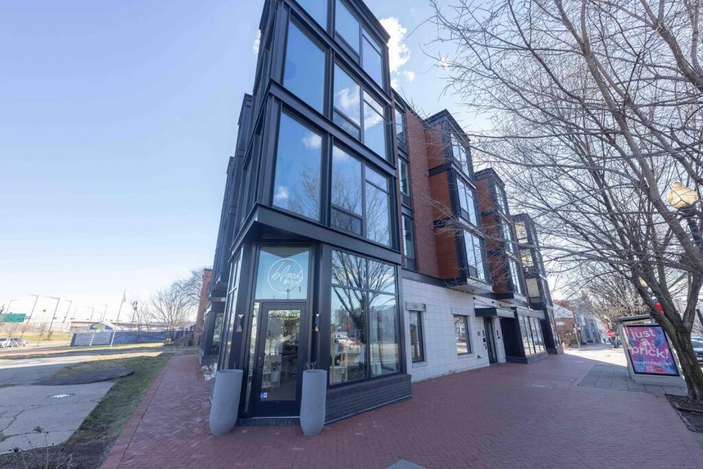 Gorgeous Upscale Condo w/ Direct Views of Capitol Building and Nat’l Monument!