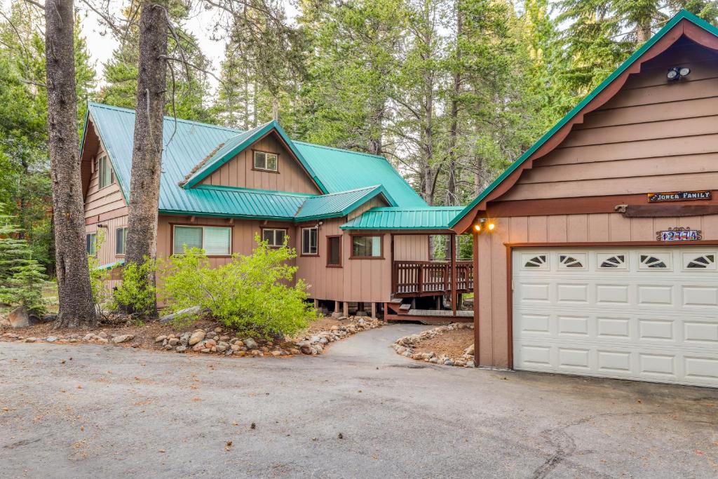 Relaxed and Comfortable Family Gathering Home (Truckee)