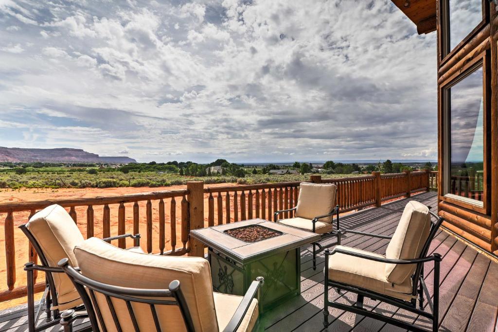 Dreamy Kanab Cabin with Hot Tub and Panoramic Views!