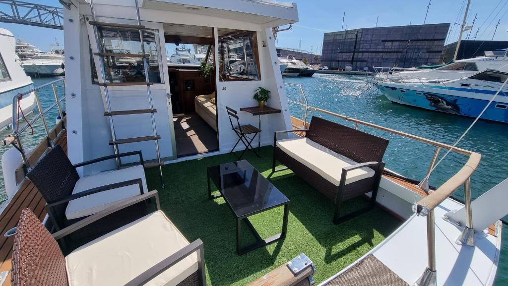Charming boat house in Barcelona with big terrace and solarium