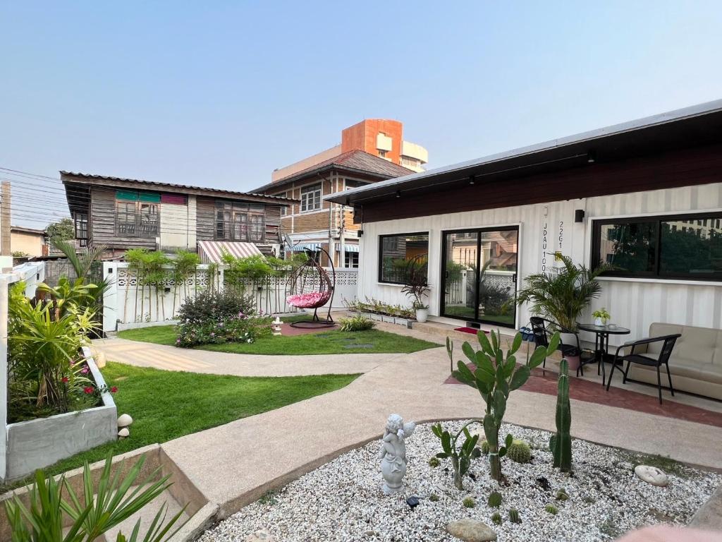 20 Independent courtyard garden-style container homestay near MRT