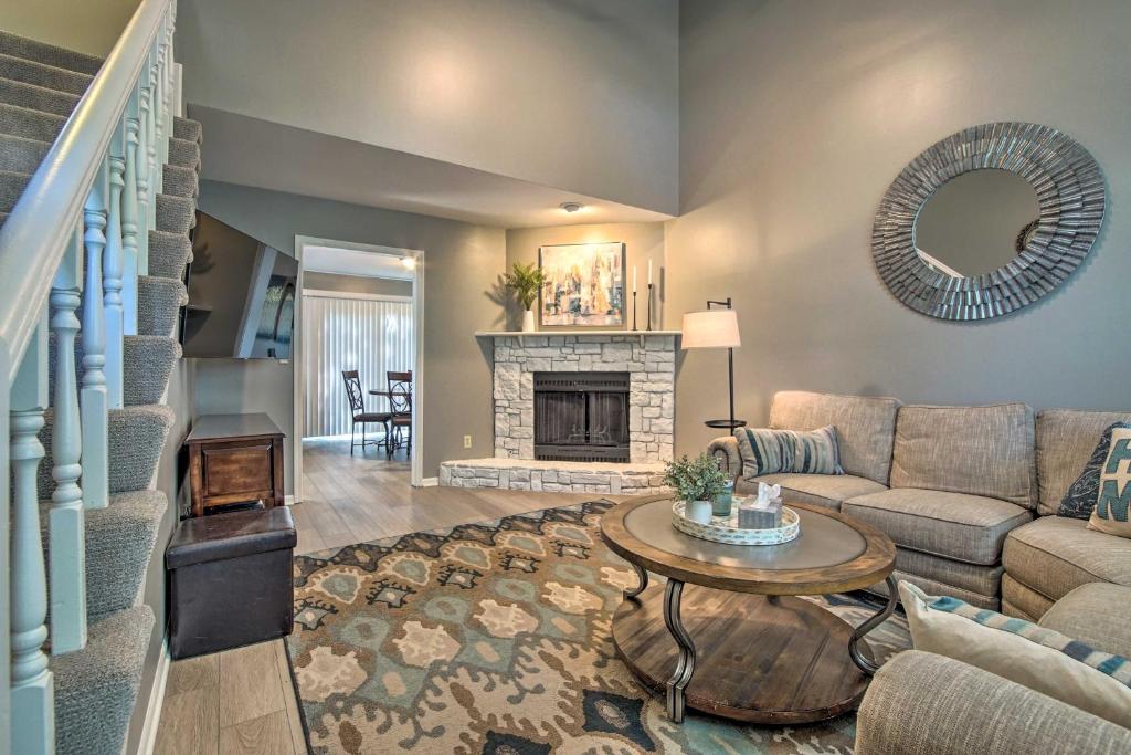 Modern Townhome with Fireplace Near Stoll Park (Overland Park)