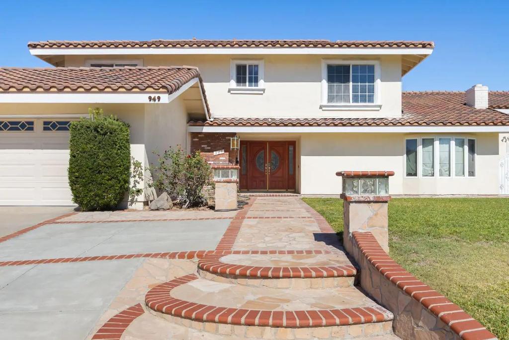 Large Family Home - Only 20 mins from Disneyland (Fullerton)
