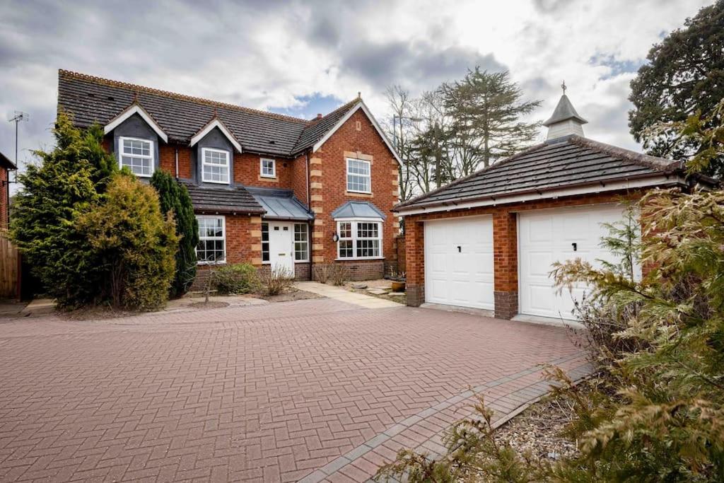 Spacious 5 bedroom house in quiet cul-de-sac