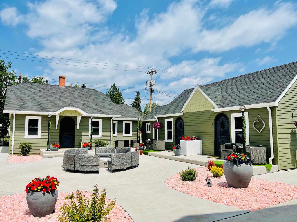 EO Bungalows (Custer)