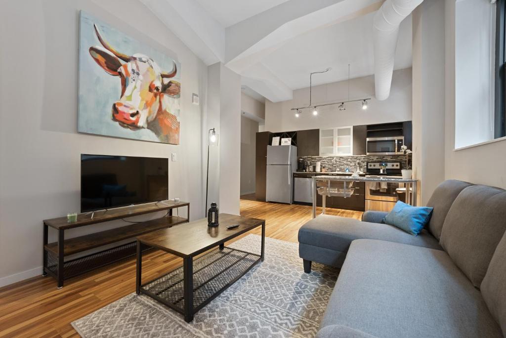 Gorgeous Two Bedroom Condo in Best Central Location 535