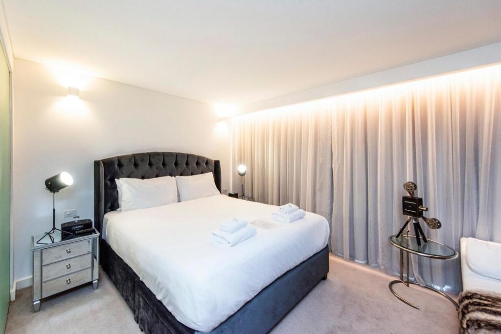 Hollywood Style Room With Fantastic Roof Terrace