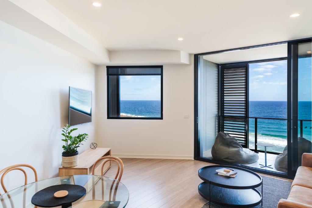 The Edge - Luxurious Waterfront Apartment