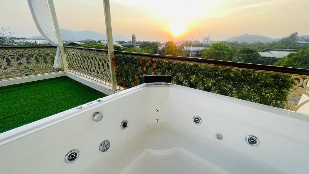 Villa Euphoriaa 4BR Jacuzzi PvtPool Theatre