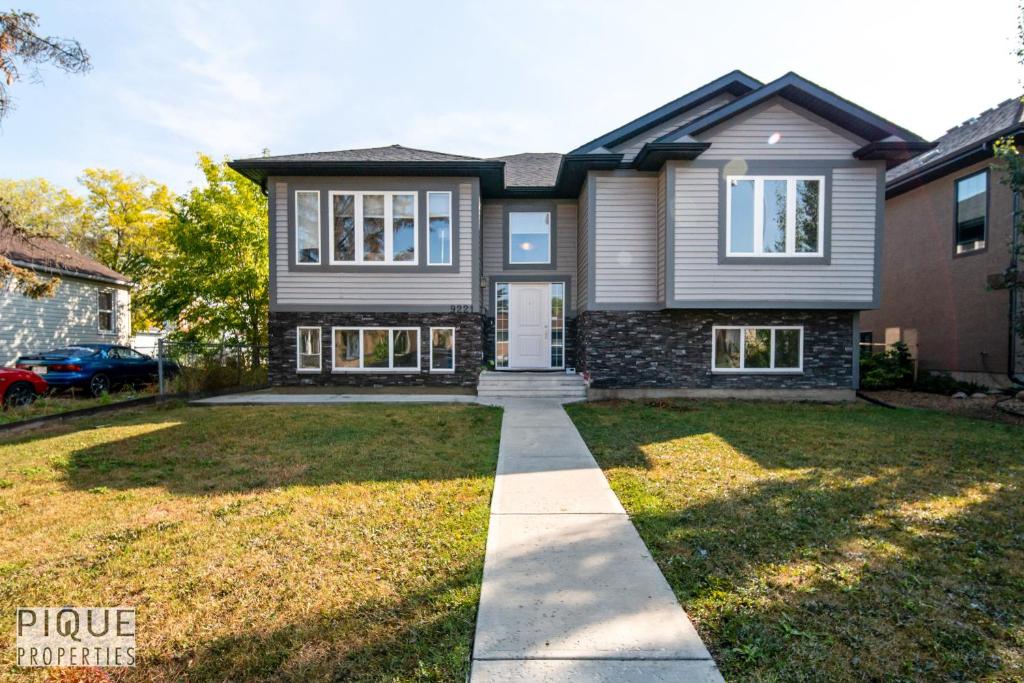 STUNNING KING Triplex I Walk to River Valley I w free parking & WiFi!