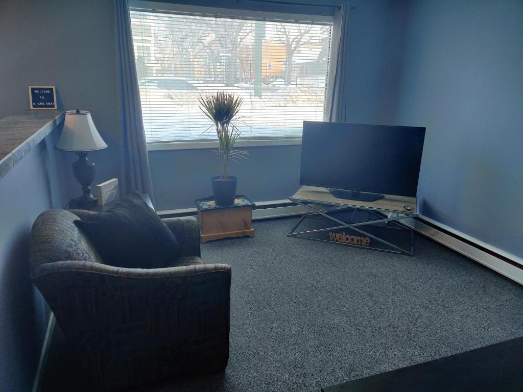 A Home Away - Wonderful Downtown Unit! (Regina)
