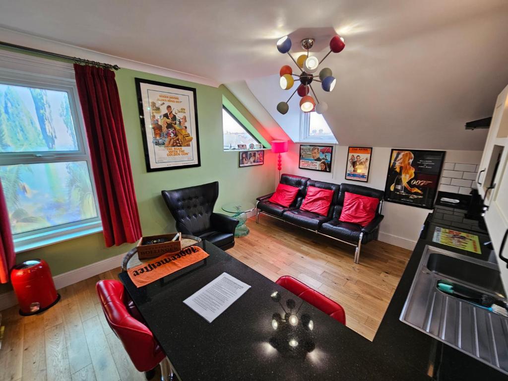 Southsea Royale James Bond 3 bed Cool Penthouse