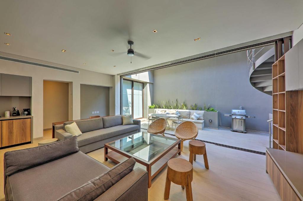 Upscale Cabo Condo with Jacuzzi
