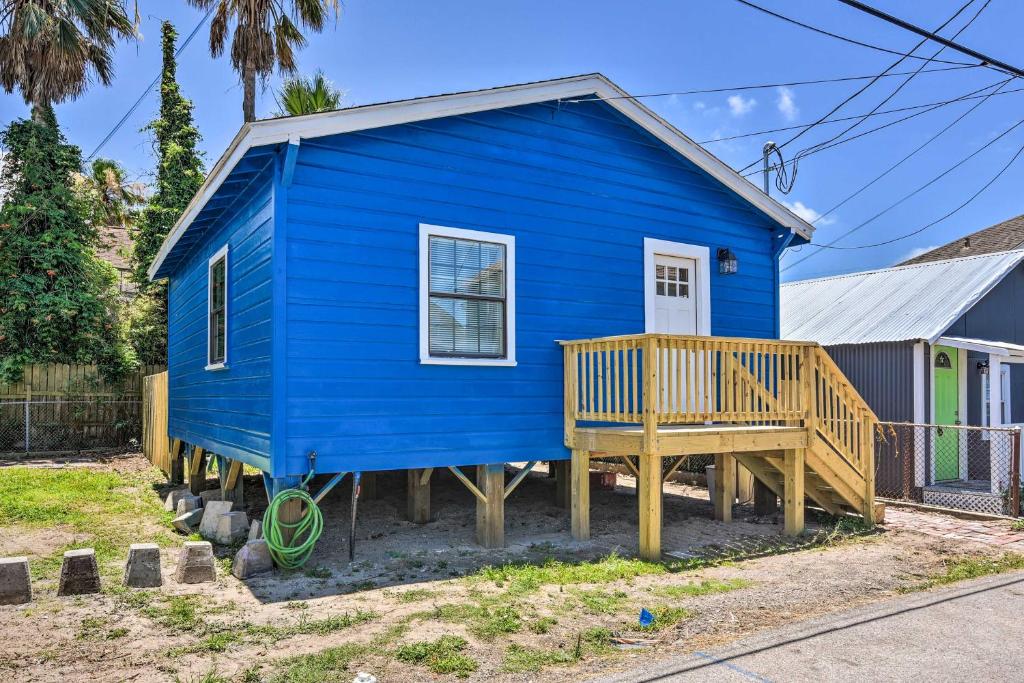 Blue Dolphin Cottage - Walk to Seawall!