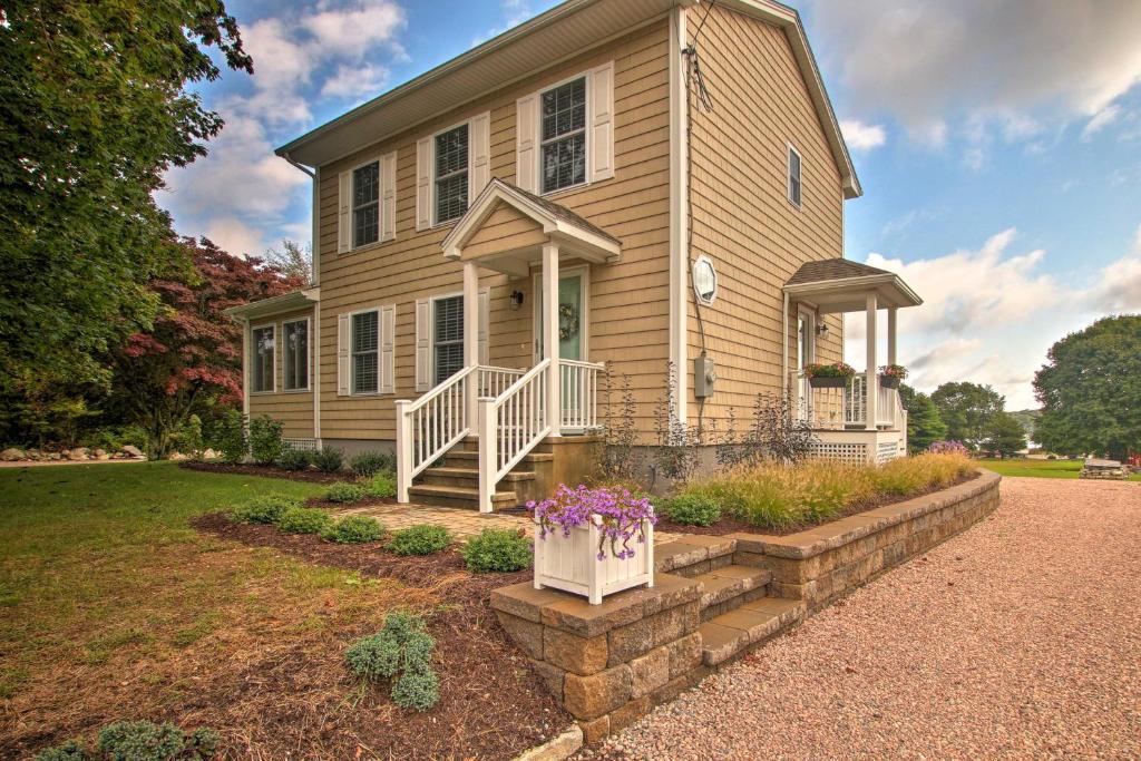 Pawcatuck Riverfront Home with Yard - Mins to Beach! (Pawcatuck)