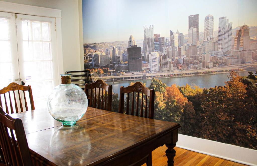 Comfy 3 BR - Family Friendly Apt - City Access