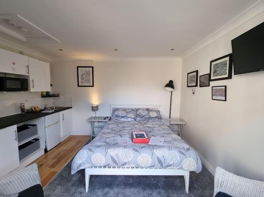 Modern immaculate studio with aircon & parking