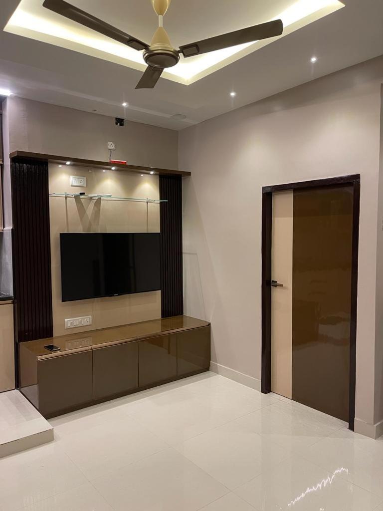 AVVAIRAM SERVICE APARTMENT G8