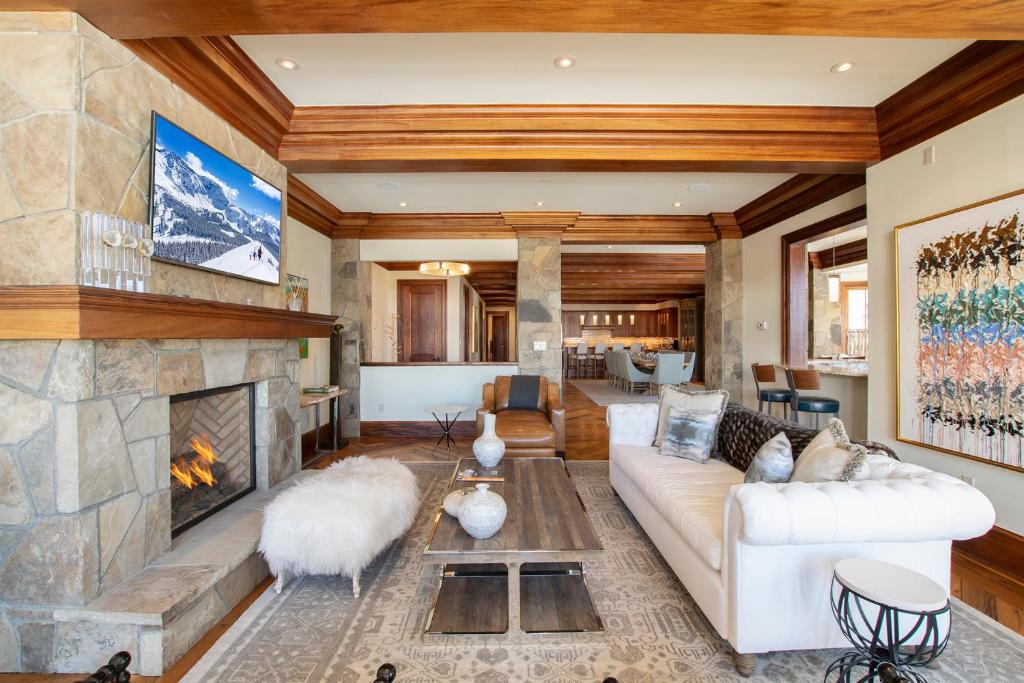Lorian 4 - Luxurious Ski-In Ski-Out Forest Condo