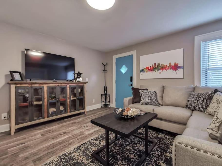W-1E Awesome Westport Location Remodeled King bed