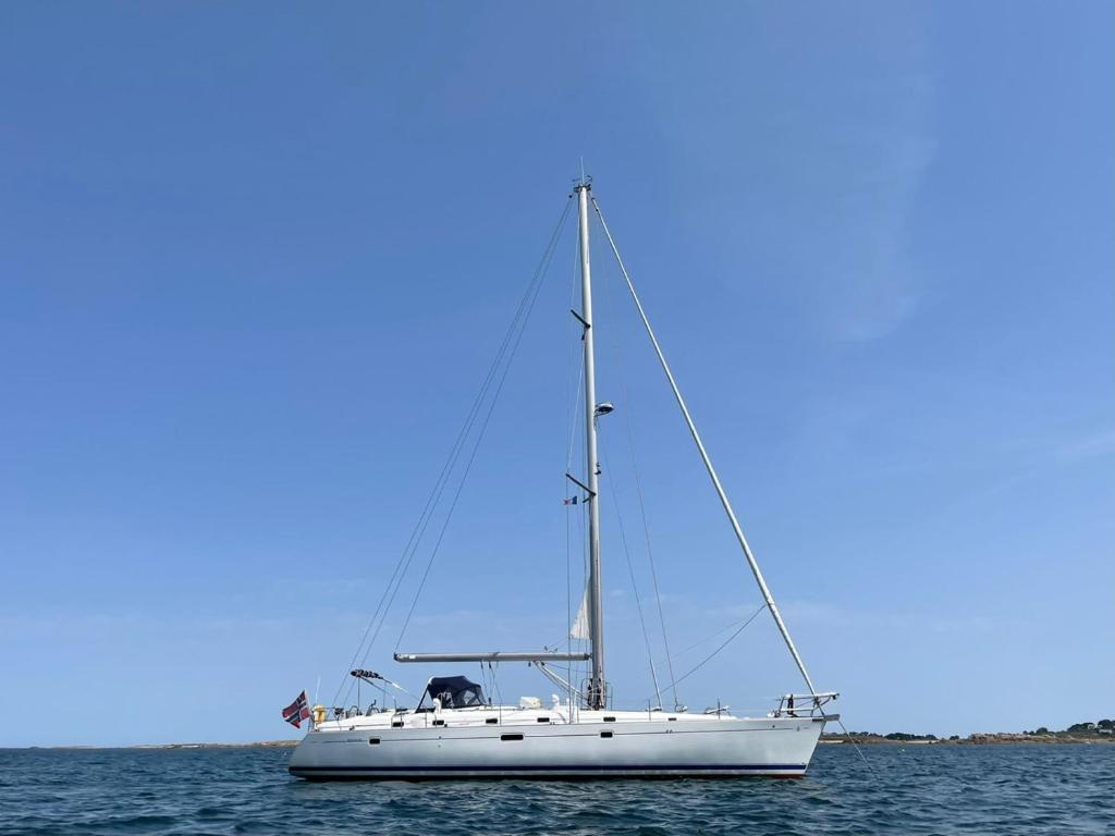 Beautiful and comfortable sailboat with secure parking available