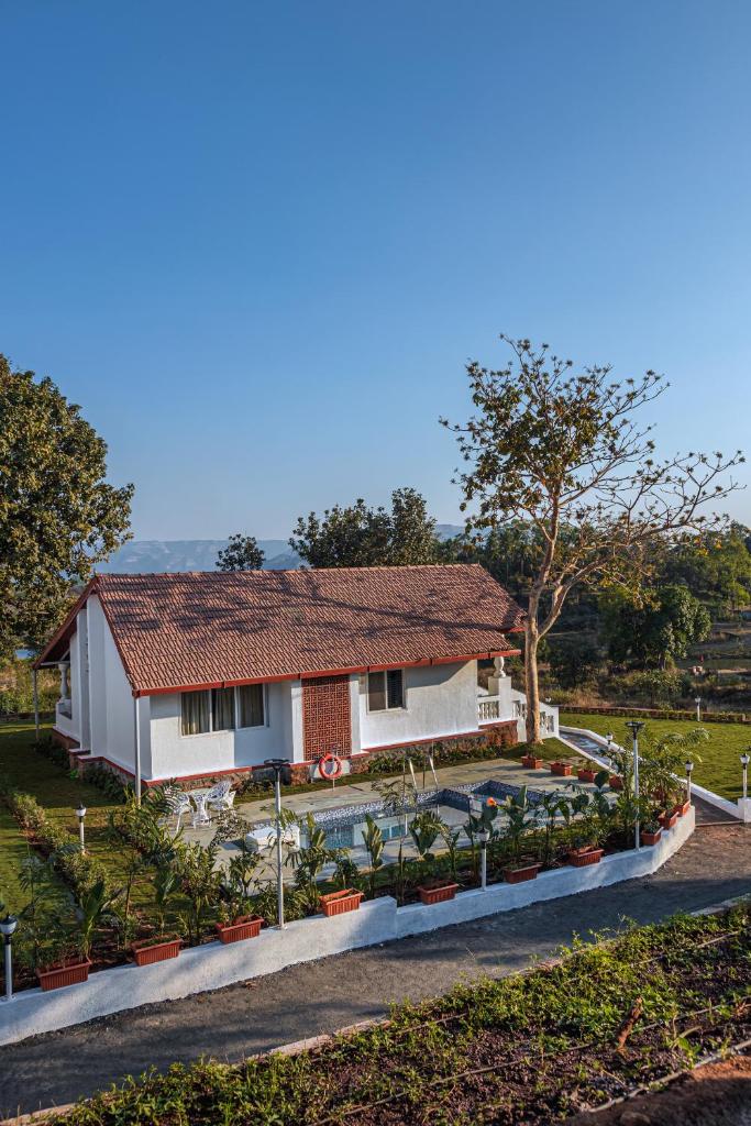 SaffronStays Mariposa by the River Sol