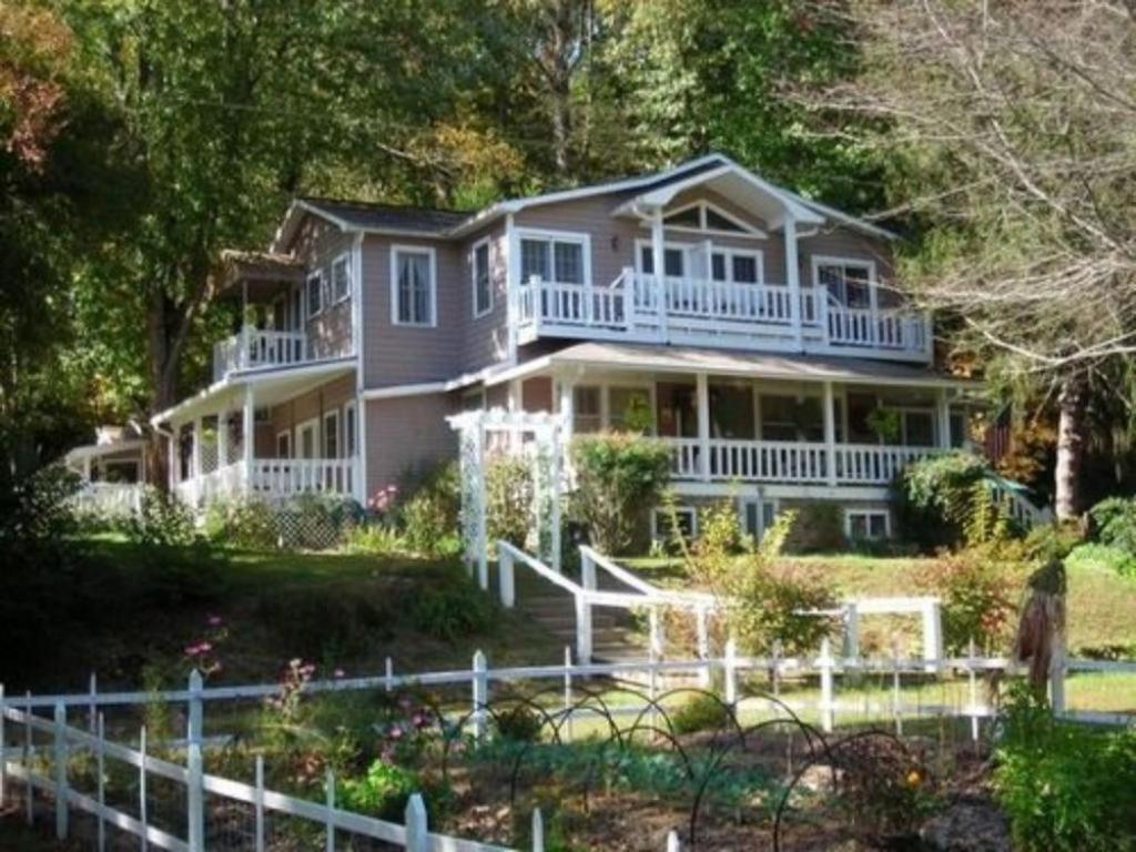 Folkestone Inn (Bryson City)