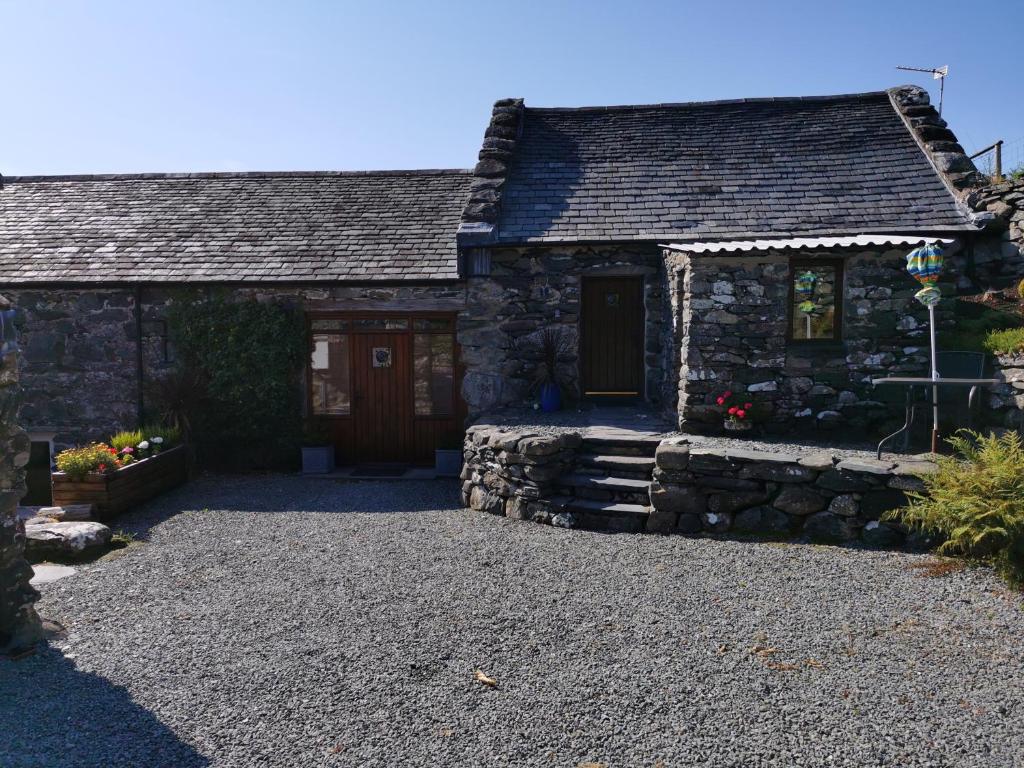 Ty Gwennol near Gilfach Goch (Llanbedr)