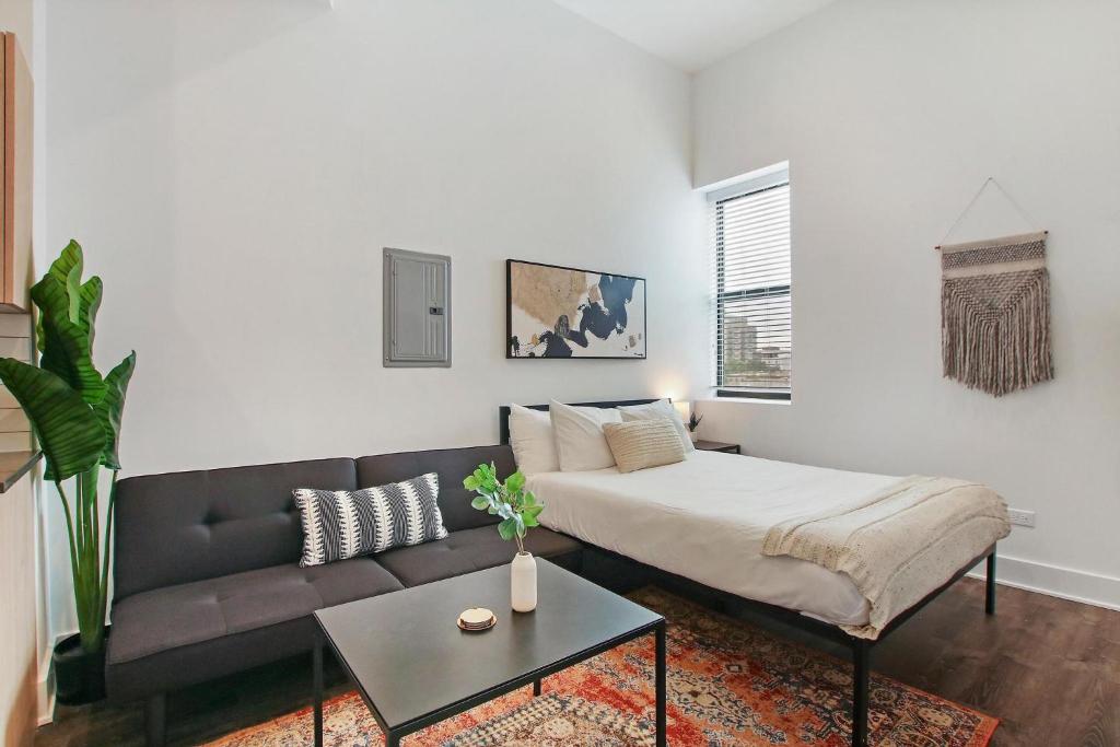 Simple Uptown Apt with In-unit Laundry - Wilson 403