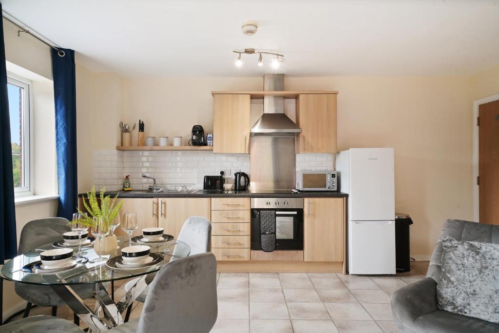 Spacious Modern Flat with Free Parking by Xenox Property Group