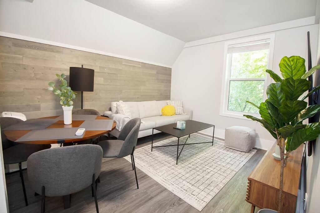 Lovely 4BR suite with parking on Grosvenor Ave