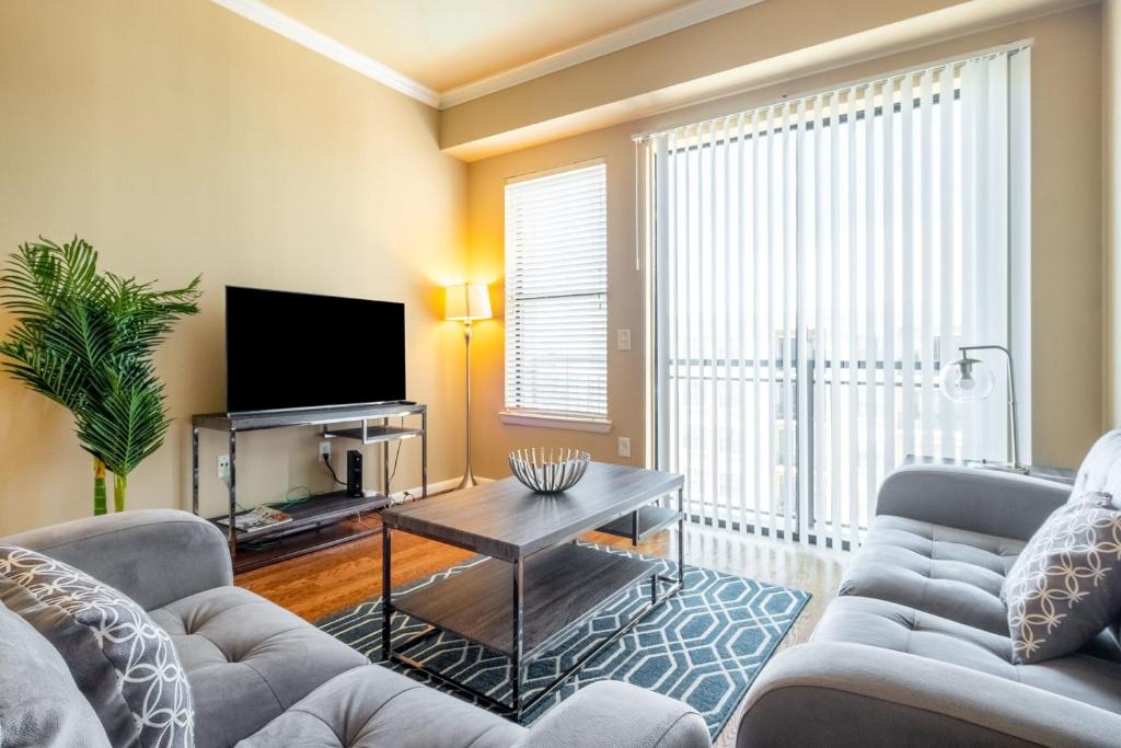 2BR Executive Suite With Pool