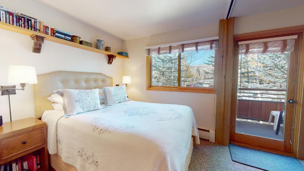 Laurelwood Condominiums Studio Premier Unit 205