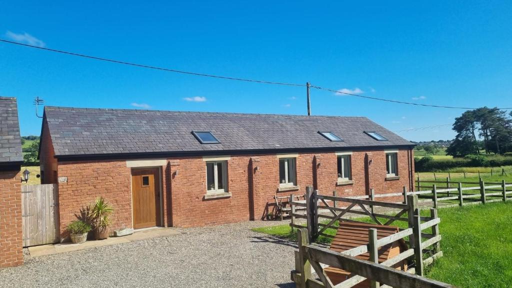 The Shippon -Hot Tub ext chg - Superking-Log Fire