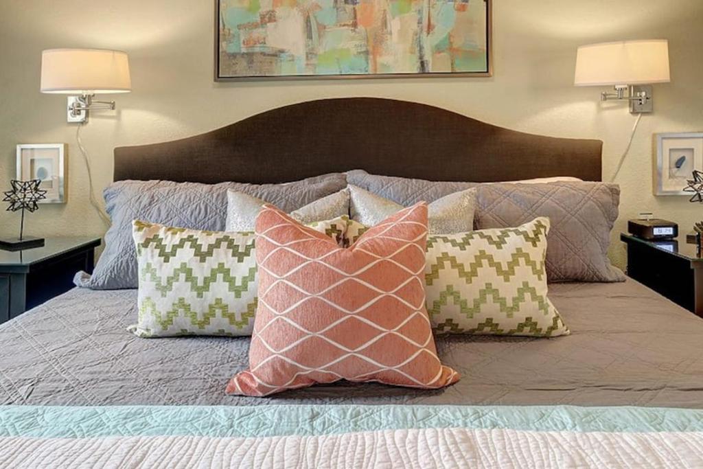 Eclectic Downtown & Cap Hill King bed & Kitchen
