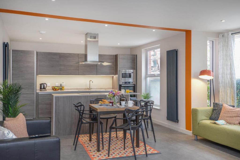 Ocean City Retreats - Apartment Three - sleeps 6 with 3 shower rooms