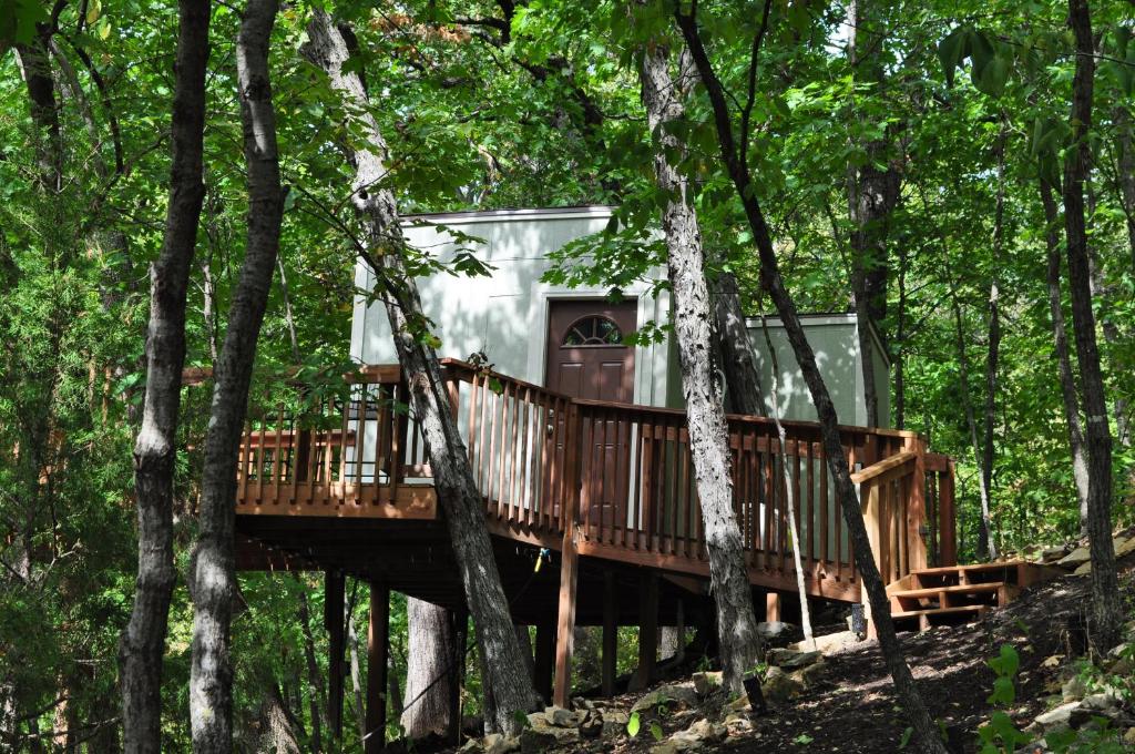 Seven Oaks - Treehouse with deck (Lenexa)