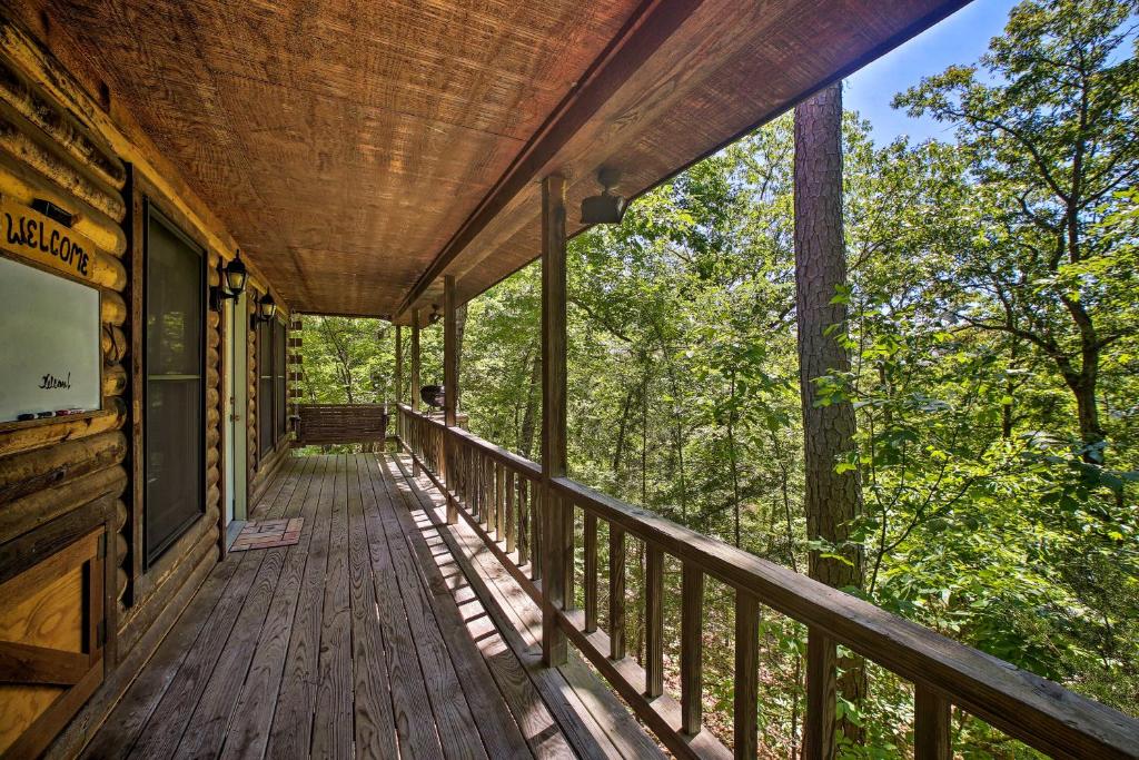 Eureka Springs Studio with Deck