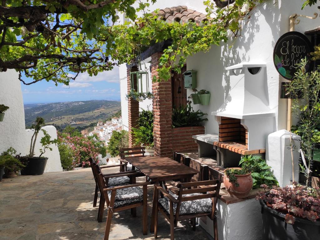 El hogar de Lucía, CASARES