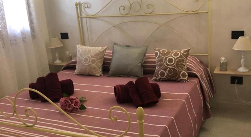 La Maison de Gioel appartamento vicino alla struttura ospedaliera con cucina - lavatrice - e parcheggio pubblico gratuito difronte al cancello di casa - per coppie o viaggi di lavoro