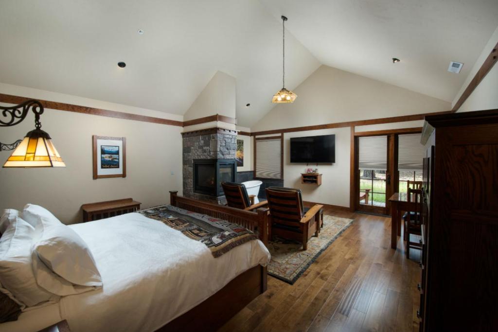 FivePine Lodge (Sisters)