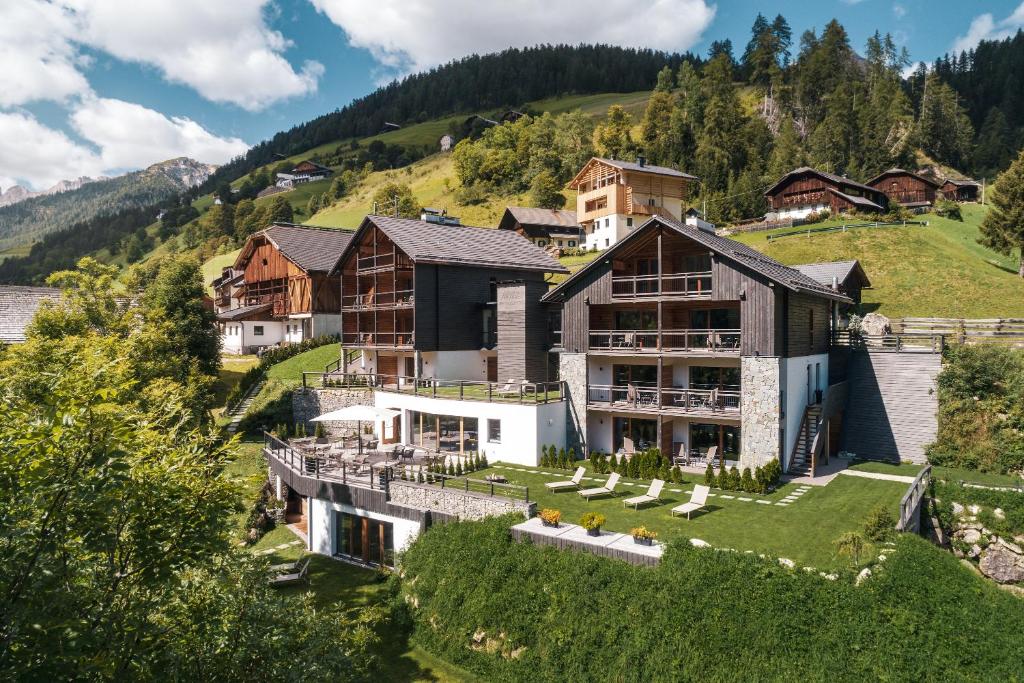 Les Dolomites Mountain Lodges (San Martino in Badia)