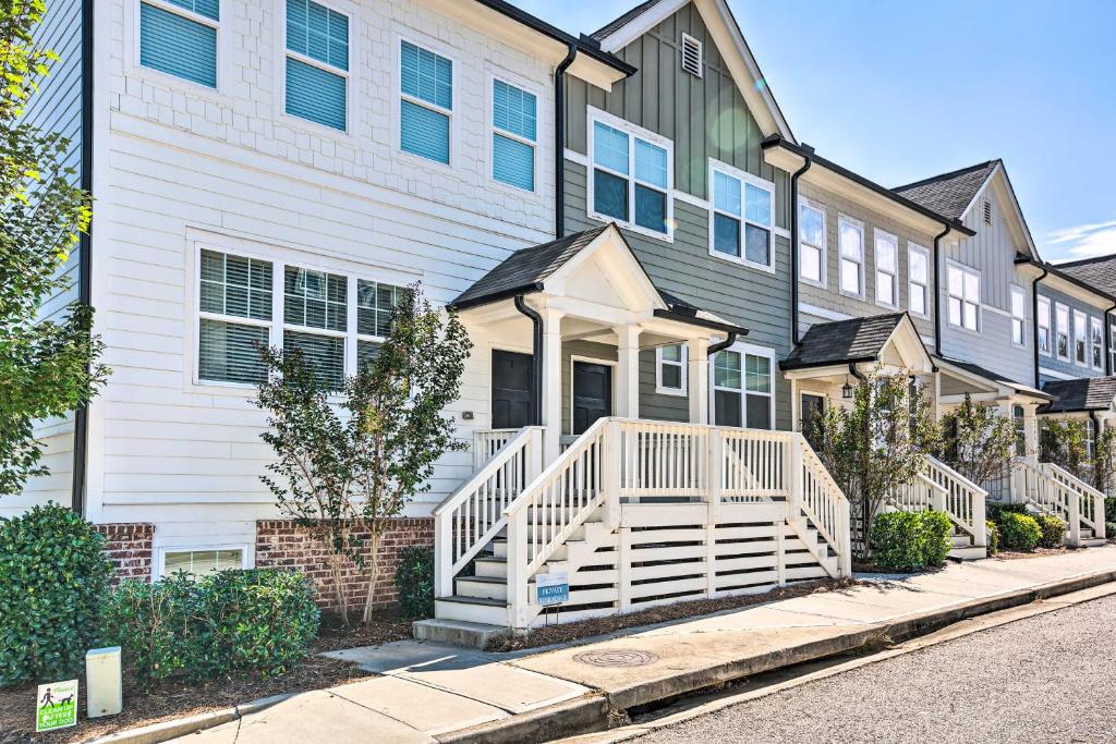 Atlanta Townhome with Deck about 6 Mi to Downtown!