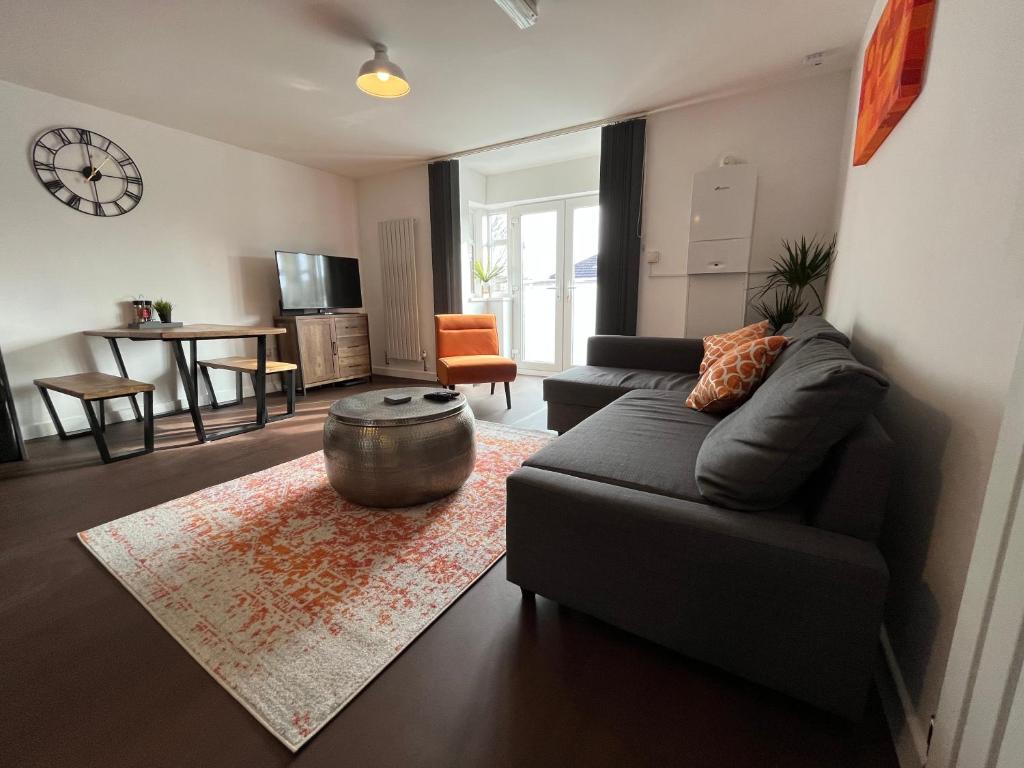 Stylish 2 Bed Riverside Flat