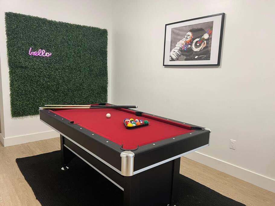 Modern 2 bedroom apt w pool table in Heart of BKLYN